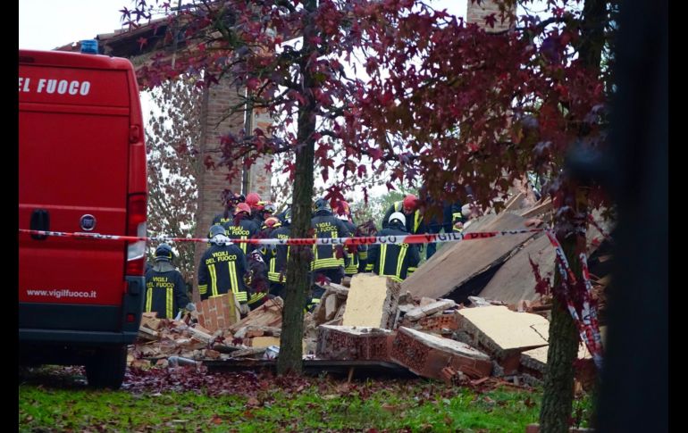 Bomberos y policías trabajan en el inmueble este martes. EFE/EPA/D. Ferretti