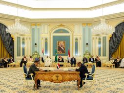 Nasser al-Khabji y Salem al-Khanbashi firman el acuerdo en el Palacio Real de Riad, Arabia Saudita. AP/Palacio Real Saudí/ B.Aljaloud