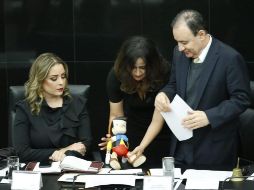 Indira de Jesús Rosales entrega al muñeco a Alfonso Durazo. TWITTER@SenadoresdelPAN