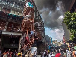 Medios locales informaron de que los bomberos tuvieron dificultades para llegar al lugar debido a que el acceso estaba bloqueado por vigas caídas. EFE/I. Ophori