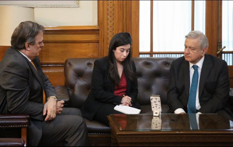 El Mandatario compartió una fotografía en la que aparece conversando por teléfono con Trump junto al canciller Marcelo Ebrard. TWITTER@lopezobrador_