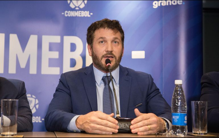 El presidentes de la Conmebol, Alejandro Domínguez, participa este martes en una rueda de prensa en Luque para anunciar el cambio de sede. EFE/N. Aguilar