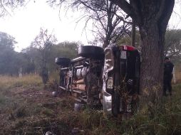 La Unidad PRJ-163 volcó y se impactó contra un árbol. ESPECIAL