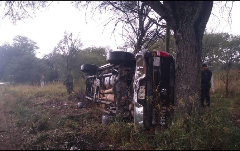 La Unidad PRJ-163 volcó y se impactó contra un árbol. ESPECIAL