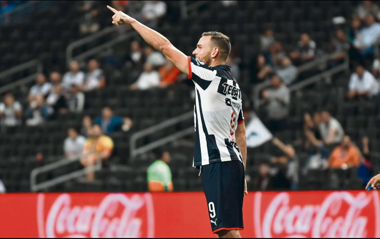 El holandés Vincent Janssen fue la figura de la noche al marcar tres de los seis goles de los regios. IMAGO7