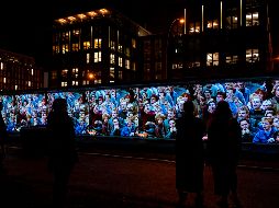 Proyección de una manifestación en la antigua RDA sobre los restos del muro de Berlín, durante las celebraciones por su caída. AFP/J. McDougall