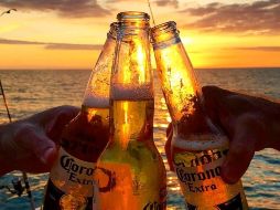 En México, Corona ostenta el 57.3% del mercado, mientras que en Australia, EU y Chile tiene el 6.1, 5.1 y 4.5%, respectivamente.  FACEBOOK/CoronaUSA
