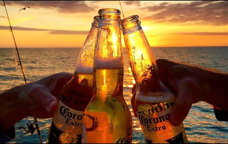 En México, Corona ostenta el 57.3% del mercado, mientras que en Australia, EU y Chile tiene el 6.1, 5.1 y 4.5%, respectivamente.  FACEBOOK/CoronaUSA