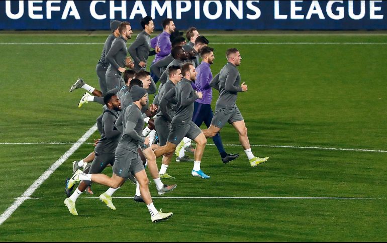 Jugadores del Tottenham entrenaron en el Estadio Rajko Mitic. AP
