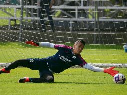 Raúl Gudiño. El joven guardameta se perfila para ser titular en el encuentro de hoy ante Santos. @CHIVAS