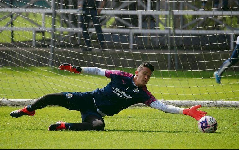 Raúl Gudiño. El joven guardameta se perfila para ser titular en el encuentro de hoy ante Santos. @CHIVAS