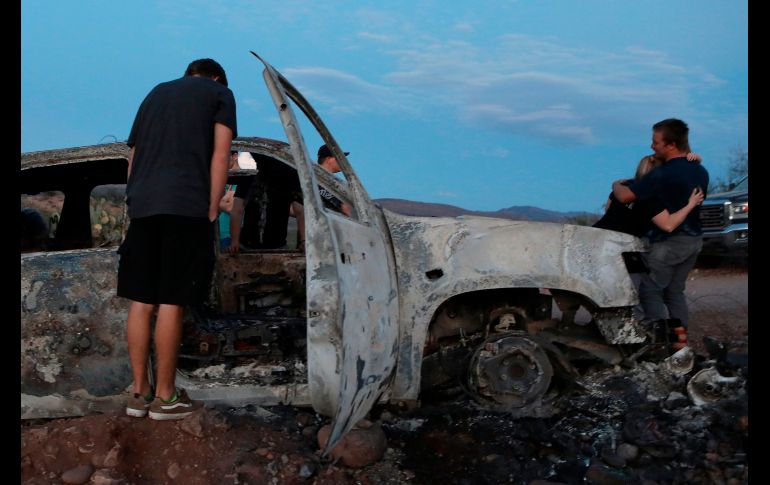 En este vehículo, una Tahoe, que fue baleado e incendiado iban una mujer y cuatro niños. Los cinco fallecieron. AFP/H. Martínez