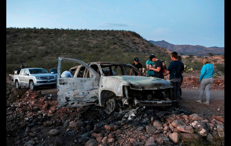Miembros de la familia LeBarón llegaron ayer al sitio donde sus parientes fueron atacados el 4 de noviembre, en Bavispe, Sonora. AFP/H. Martínez