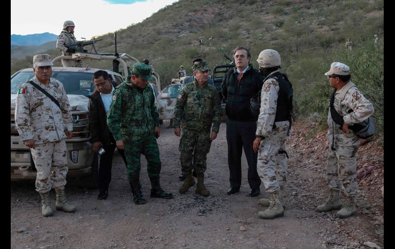 El secretario de Relaciones Exteriores, Marcelo Ebrard, llegó también a la zona junto a militares que realizan investigaciones sobre la matanza. AFP/H. Martínez