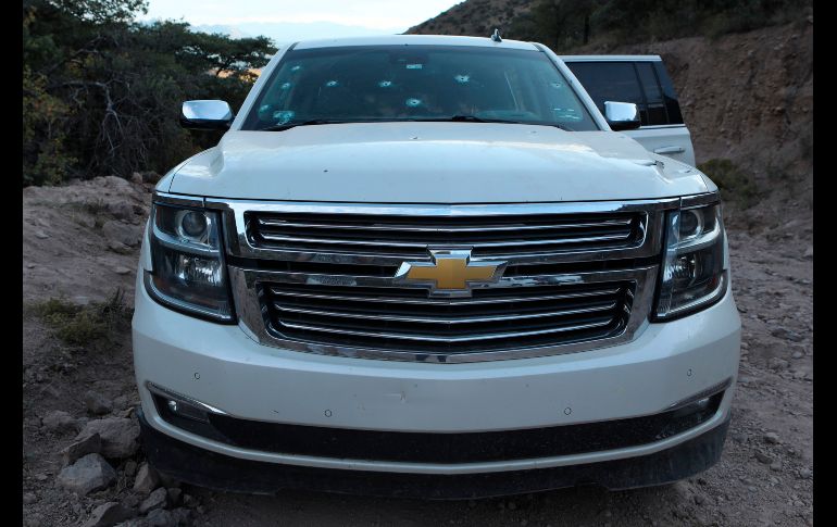 Además de la camioneta incendiada, los LeBarón se trasladaban en dos Suburban. Estas fueron blanco de balazos en puntos ubicados a unos kilómetros de la Tahoe. AFP/H. Martínez