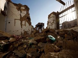 Al menos uno de los proyectiles cayó en un almacén de armas, lo que provocó incendios y explosiones. EFE/Y. Arhab