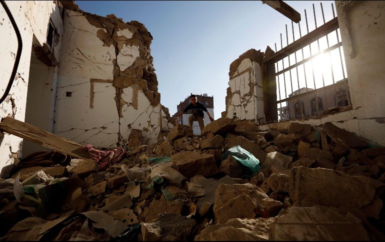 Al menos uno de los proyectiles cayó en un almacén de armas, lo que provocó incendios y explosiones. EFE/Y. Arhab