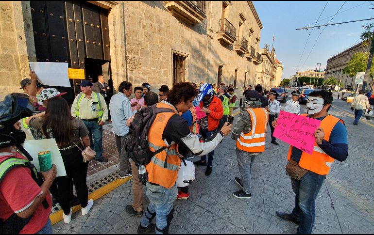 Motociclistas protestan en el Congreso por aumento al refrendo