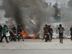 Los manifestantes se pelearon con piedras, palos y petardos, e incluso unos estudiantes lanzaron cohetes con bazucas artesanales. EFE/J. Ábrego