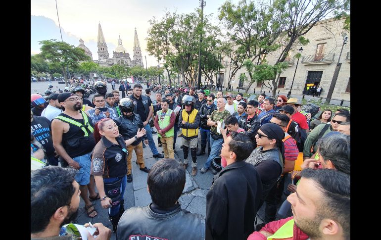 Motociclistas protestan en el Congreso por aumento al refrendo