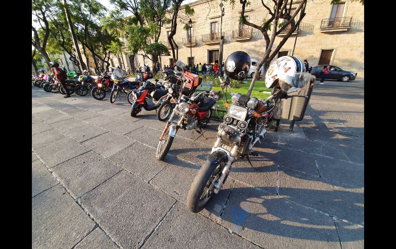 Motociclistas protestan en el Congreso por aumento al refrendo
