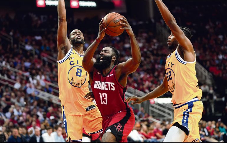 James Harden encabezó a la ofensiva de Houston para sumar su quinta victoria de la campaña. AP