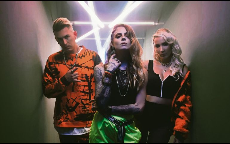 La intérprete (al centro), al lado de Domino Saints, promete dejar por todo lo alto a la escena de la música latina. ESPECIAL