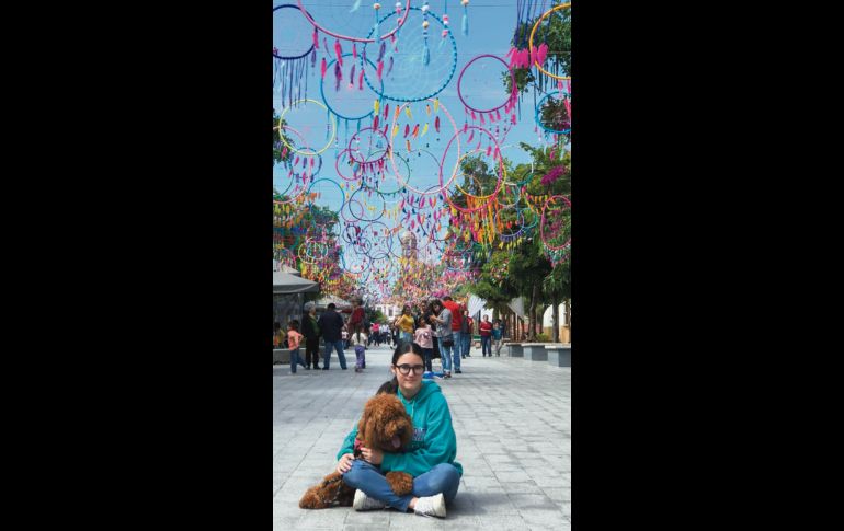 Viviana en una calle de Zapopan con la Basílica al fondo