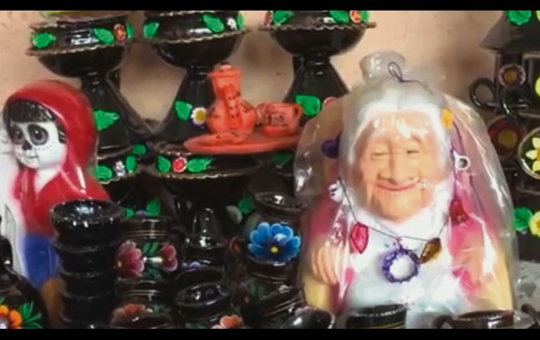 Mamá Coco en el puesto de jarros que tienen sus nietas