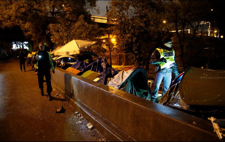 Los migrantes vivían en tiendas de campaña improvisadas cerca de la carretera de circunvalación de París. AP / F. Mori