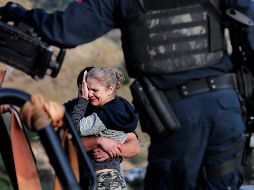 Familiares de los LeBarón asesinados acudieron ayer a uno de los sitios del ataque en el municipio de Bavispe, Sonora. AP/ARCHIVO