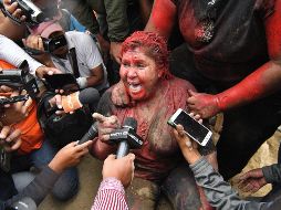 Patricia Arce se diridió a los medios tras haber sido vejada en la calle. EFE/J. Ábrego