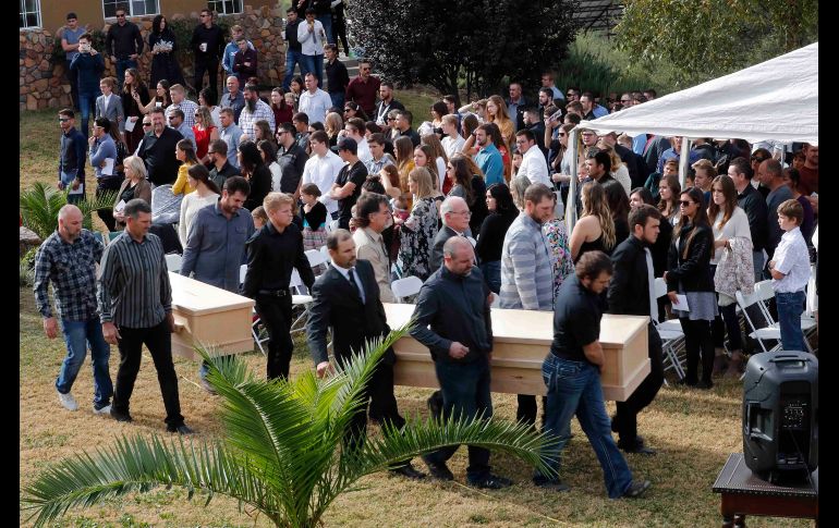 Dawna Ray Langford, de 43 años, y sus hijos Trevor, de 11, y Rogan, de 2, serán sepultados juntos, igual que como fallecieron el lunes. También se realiza el funeral de la tercera mujer, Christina Langford, de 31..