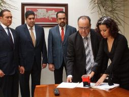 A su salida de la sala de audiencias, Bravo Contreras (1-i) se mostró satisfecho con el fallo del juez, aunque advirtió que investigará a quienes lo detuvieron. EFE/ARCHIVO