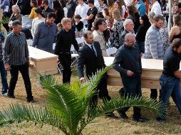 Personas asisten hoy en La Mora, Sonora, al funeral de tres mujeres y seis niños de la comunidad mormona asesinados el 4 de noviembre. AP/M. Ugarte