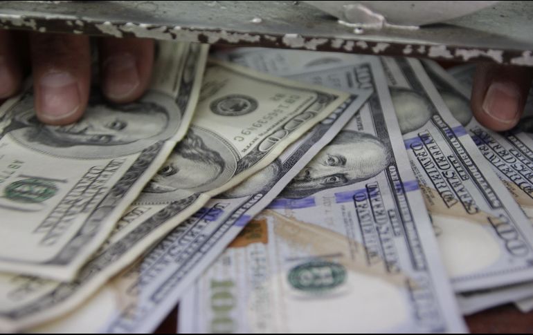 La divisa se adquirió en un mínimo de 17.95 pesos en sucursales bancarias capitalinas. EL INFORMADOR/ARCHIVO