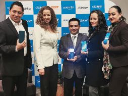 Directivos de Alcatel muestran la nueva gama de teléfonos. EL INFORMADOR/J. Castillo