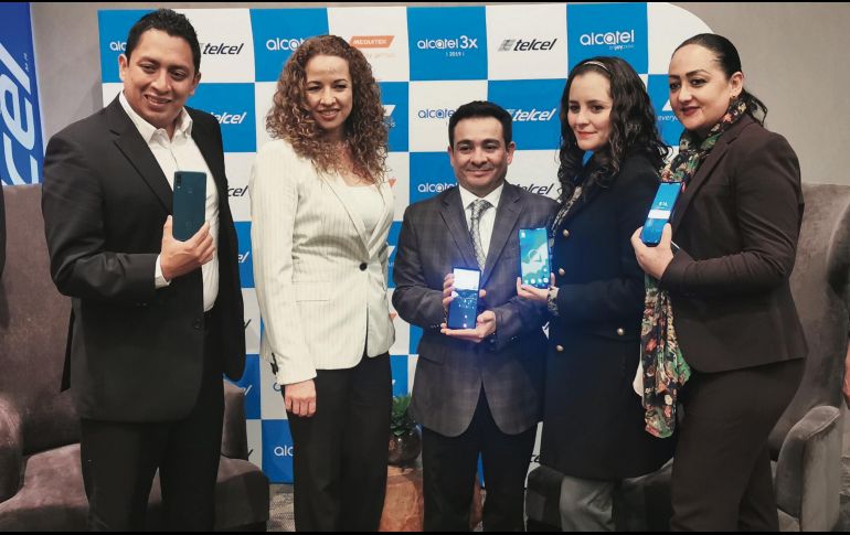 Directivos de Alcatel muestran la nueva gama de teléfonos. EL INFORMADOR/J. Castillo