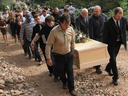 Luego de los funerales, familiares y amigos cargan los restos de las víctimas de la familia LeBarón. NOTIMEX/J. Lira