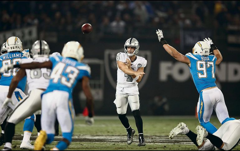 Derek Carr (#4) terminó con 21 pases completos en 31 intentos, para 218 yardas y un touchdown. AFP