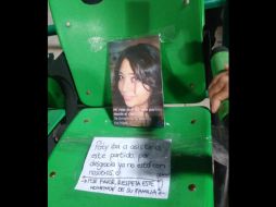 La foto de Patricia fue colocada en una butaca con cinta adhesiva y así pudo disfrutar del partido ante los de La Laguna. FACEBOOK / Julio Peniche Marenco
