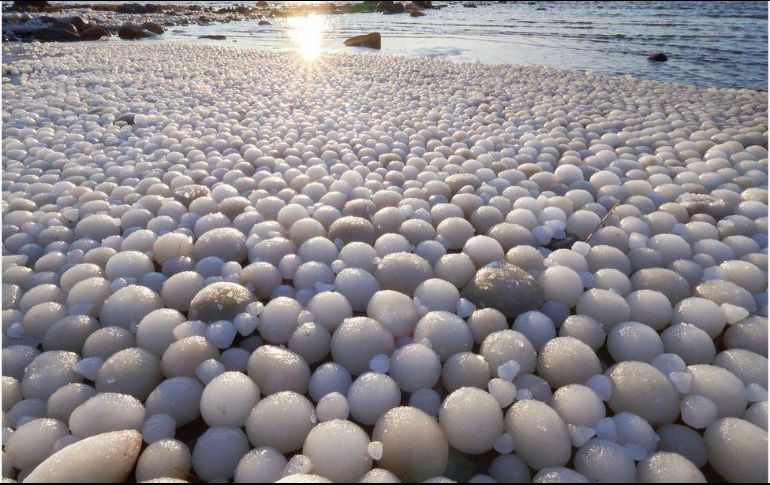 El fotógrafo amateur Risto Mattila captó las bolas de hielo en una playa en el Golfo de Botnia en Finlandia. RISTO MATTILA