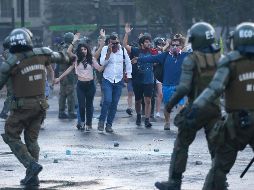 Manifestantes se enfrentan a carabineros mientras se registran diversas protestas en contra del Gobierno, demandando mejoras sociales en Santiago. EFE/A. Valdes