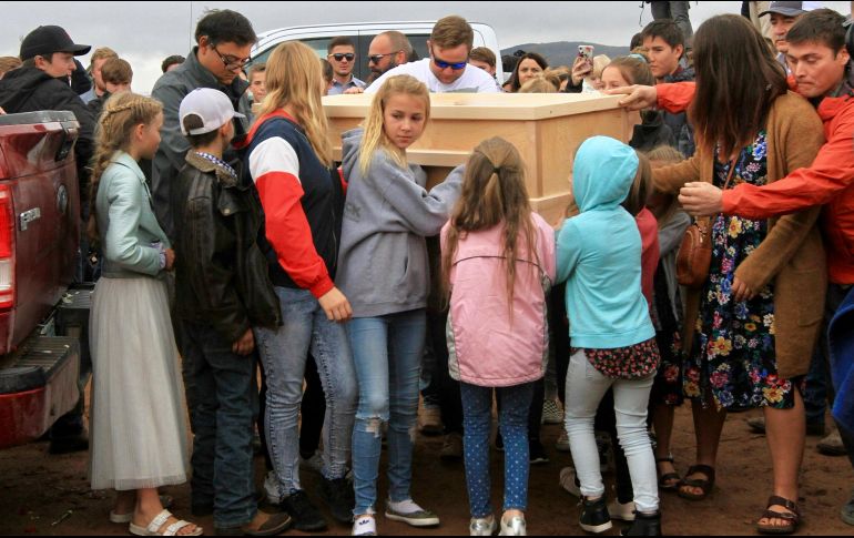 La inhumación, con notoria asistencia de menores de edad, se realizó en el panteón de la comunidad mormona de Galeana. NOTIMEX/J. Lira