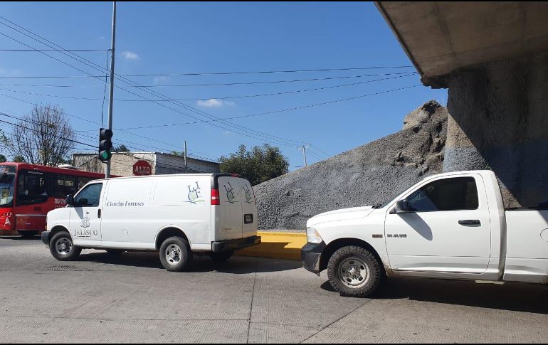 La policía arriba al lugar de los hechos y encuentra el cadáver de la persona sobre el canal y ya investiga las causas de la muerte. EL INFORMADOR / J. Velazco