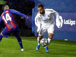 El belga Eden Hazard tuvo una espectacular actuación en Ipurúa, al provocar el primer penalti del cotejo y al servir peligrosos balones desde el sector izquierdo. EFE / J. Herrero