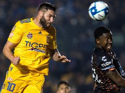 El delantero André Gignac (i), de Tigres, disputa el balón este sábado con el defensor Óscar Murillo (d), del Pachuca, durante el partido. EFE/M. Sierra