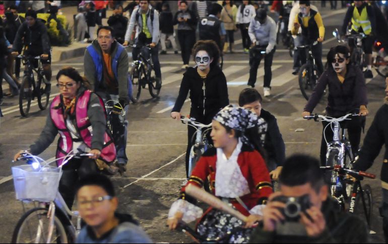 Los asistentes disfrutaron de clases de zumba o de las canciones que presentan distintos grupos musicales en el evento. TWITTER