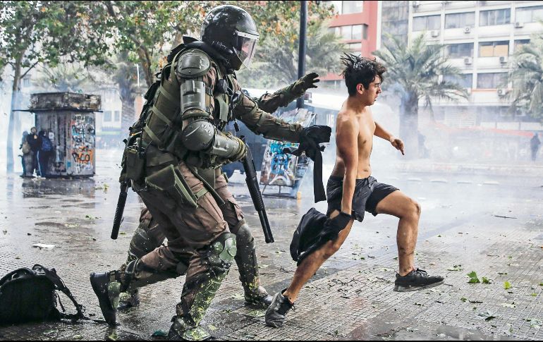 Los elementos son señalados por cinco muertes tras las protestas. EFE