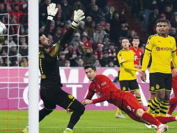 Robert Lewandowski es el primer jugador que hace gol es en 11 partidos consecutivos en la Liga germana. EFE